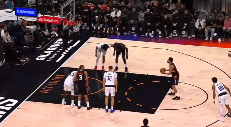 开云体育-伤病猛如虎！杰伦-格林首节回更衣室，次节古德温也回更衣室